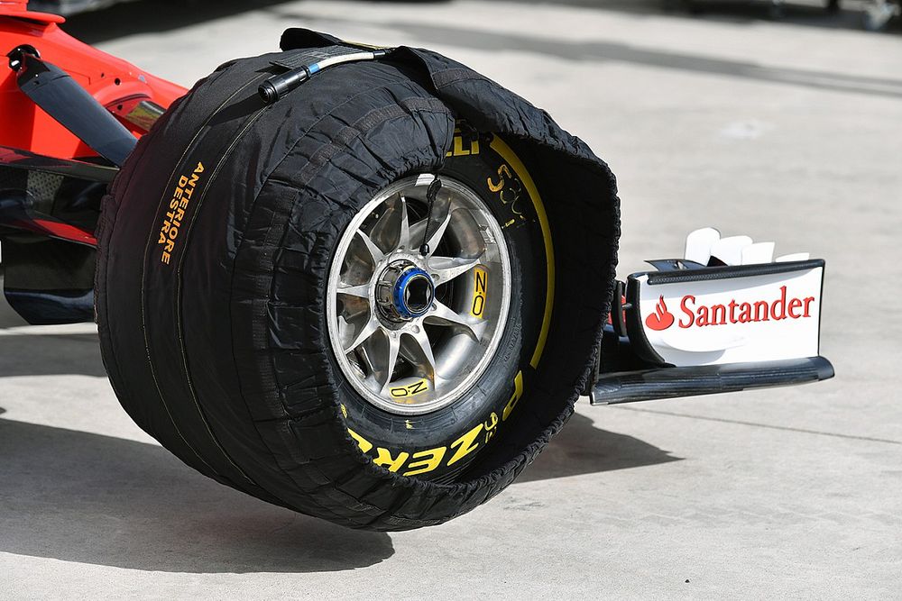 Vì sao bọc lốp xe F1 lại có giá ngang một chiếc xe ô tô?